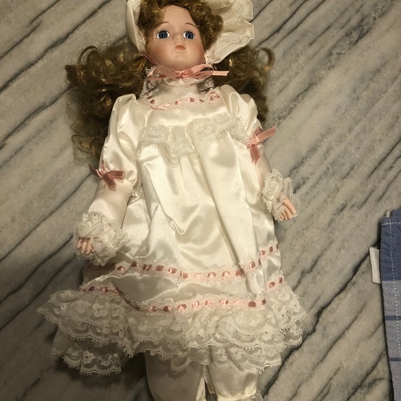 Beautiful Regal Doll Collection Porcelain Doll - Picture 3 of 3
